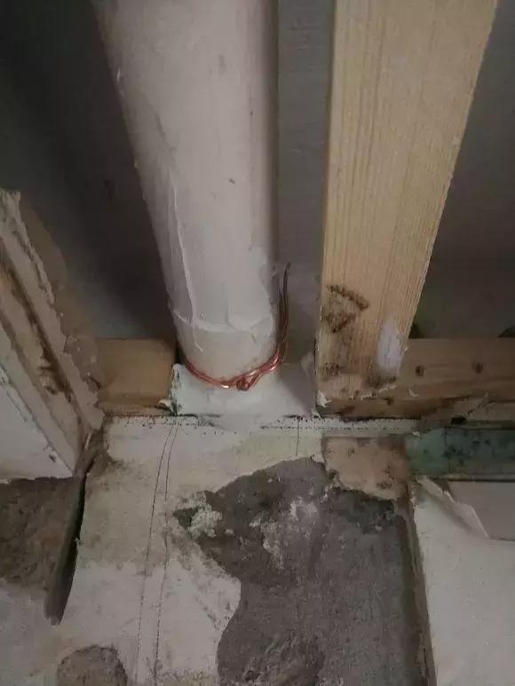 阳台装了铝扣板后漏水,阳台水管被打穿漏水