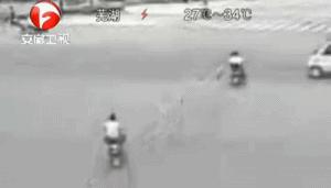 新规闯黄灯三张标准图,红绿灯闯黄灯违法图片