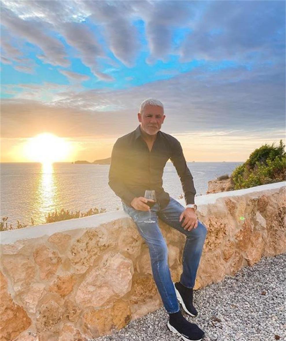 58岁英国富豪,英国亿万富翁富家女