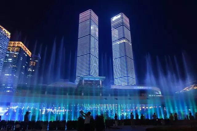 花果园海豚广场有些什么,花果园的音乐喷泉好美