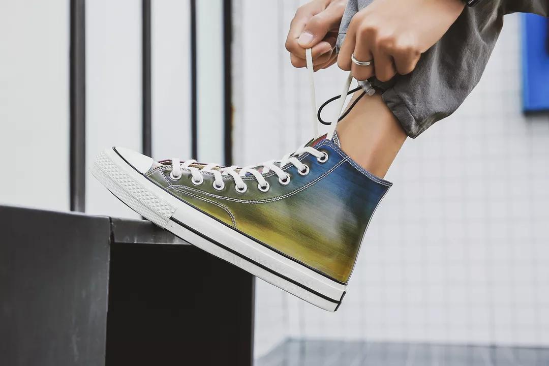 这双5D“变色鞋”火了，让光来决定颜色，做这条gai上最亮的崽