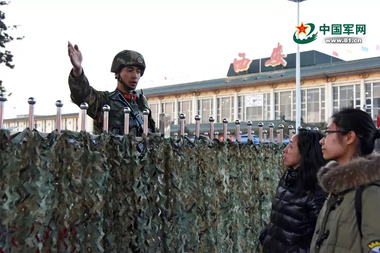 假如你在火车上遇到美女,春运车站遇到兵哥哥