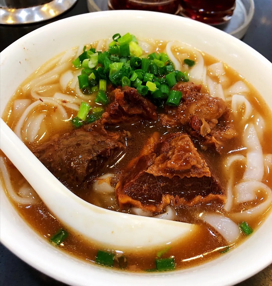 龙津这二十多年老牌街坊面馆，究竟凭何美味开遍荔湾老广都爱吃？