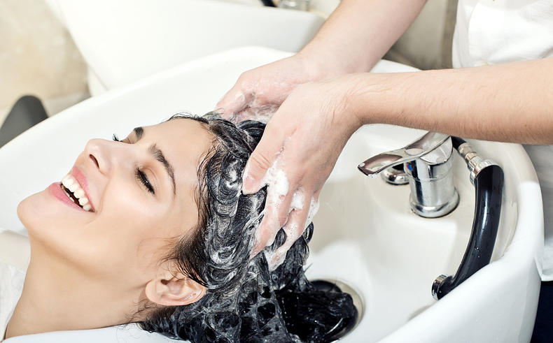 洗发时头发很枯该怎么护理,头发干枯洗发前护理