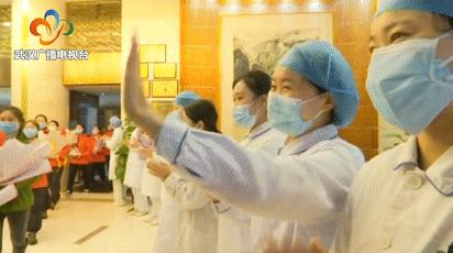 最高的礼遇最深的敬意,最高礼遇迎接英雄凯旋路人鸣笛