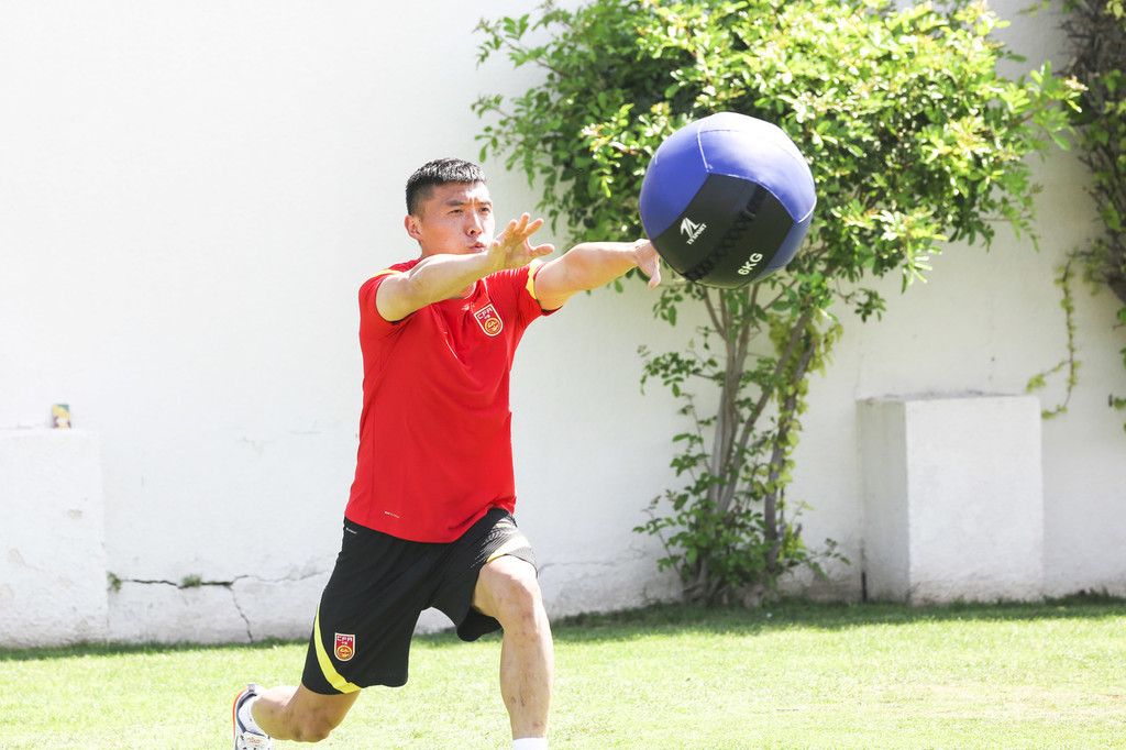 蒿俊闵2019年队服,国足艾克森和蒿俊闵