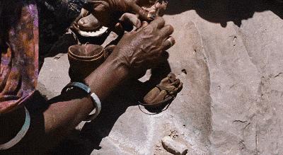 割*处私**保贞洁《沙漠之花》索马里超模反非洲女性割礼，太惨无人道