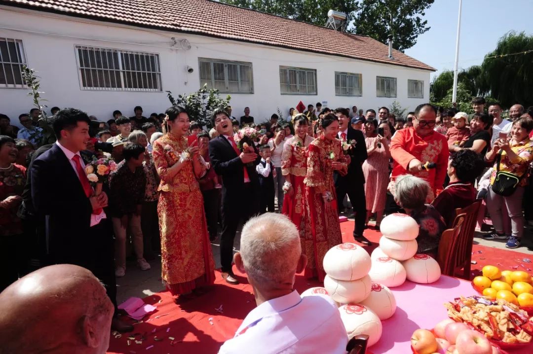 三胞胎结婚新郎认错,三胞胎同时出嫁