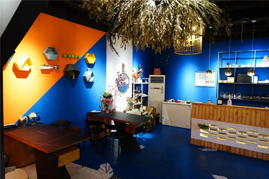 从10平方米的楼梯间花店，到130平方米的花园花店，为何她俩做得这么火？