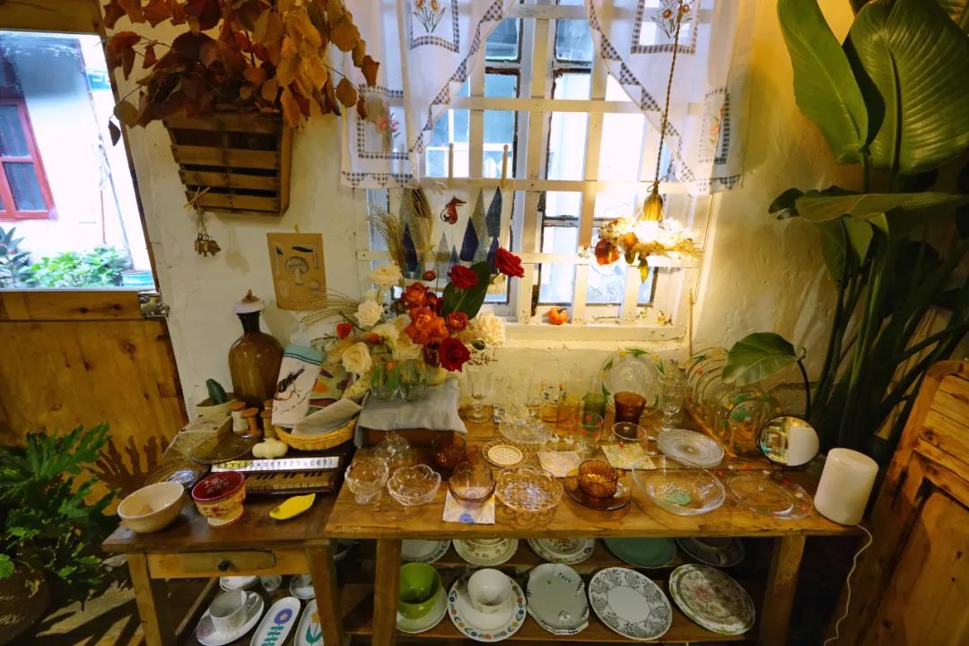 成都两个小姑娘开的老房子花艺杂货铺，外地游客不远千里专程打卡