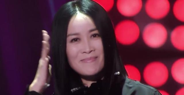 未婚先孕二嫁富豪，恩师偏心王菲说她傻，乐坛一姐那英经历了啥？