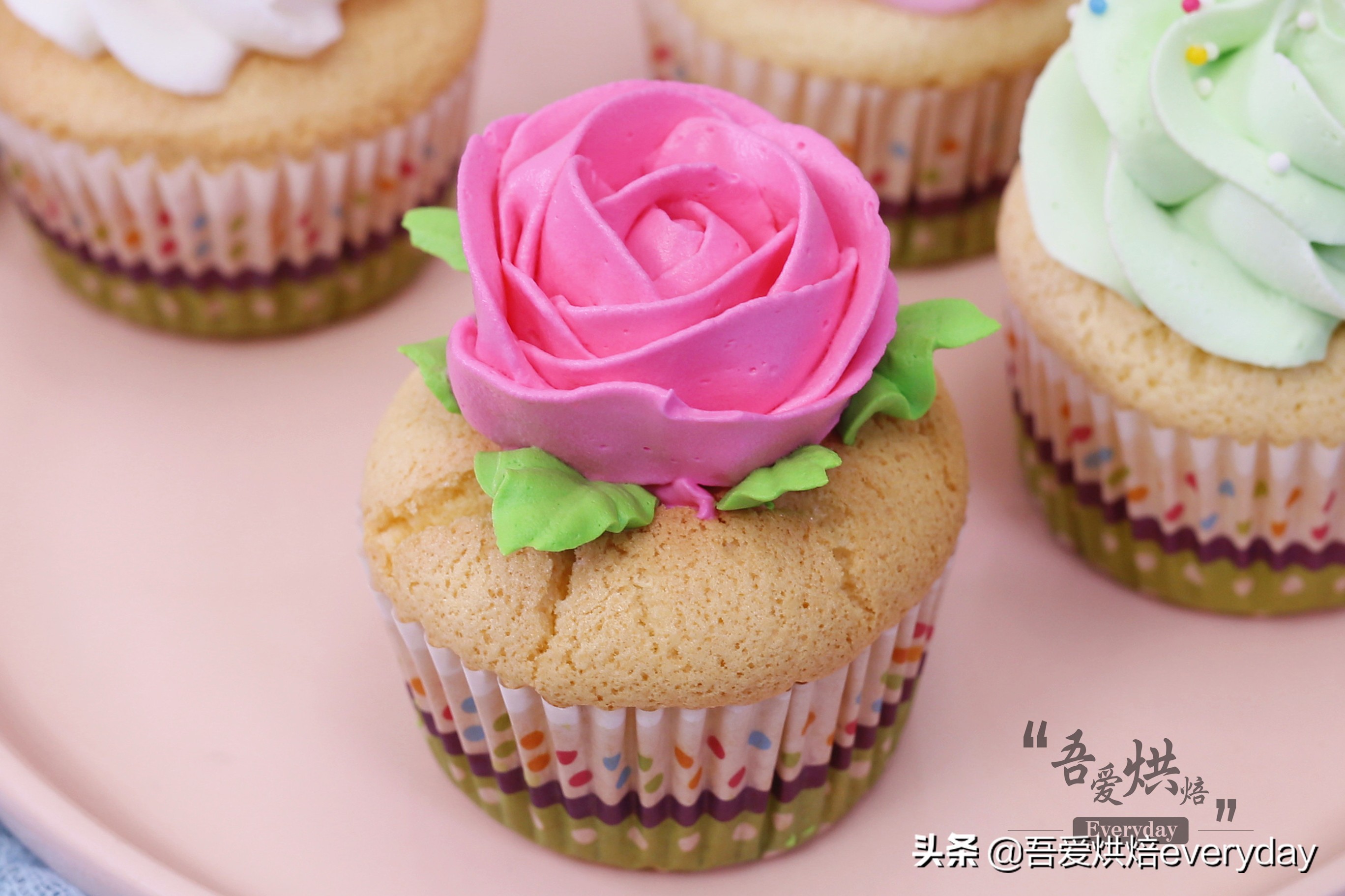 奶油纸杯蛋糕制作方法全过程,零失败的纸杯蛋糕详细做法教程