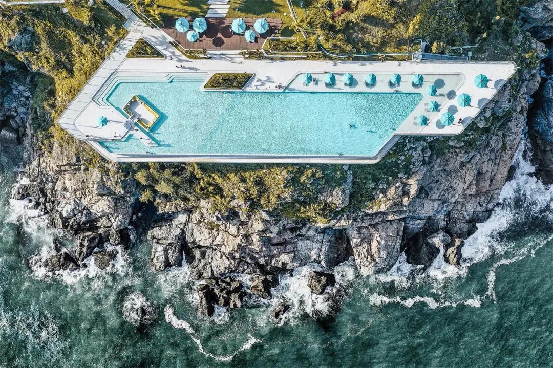 夏日泳池风景,夏日玩水胜地无边际泳池