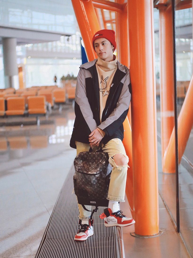 都说明星买鞋容易,看王鹤棣什么水平,万元神鞋打球扫雪毫不心疼