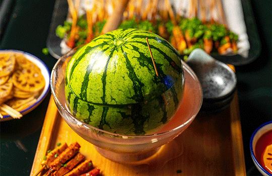 “酒鬼少女”特邀，900公里外的成都网红酒馆终于空降昆明