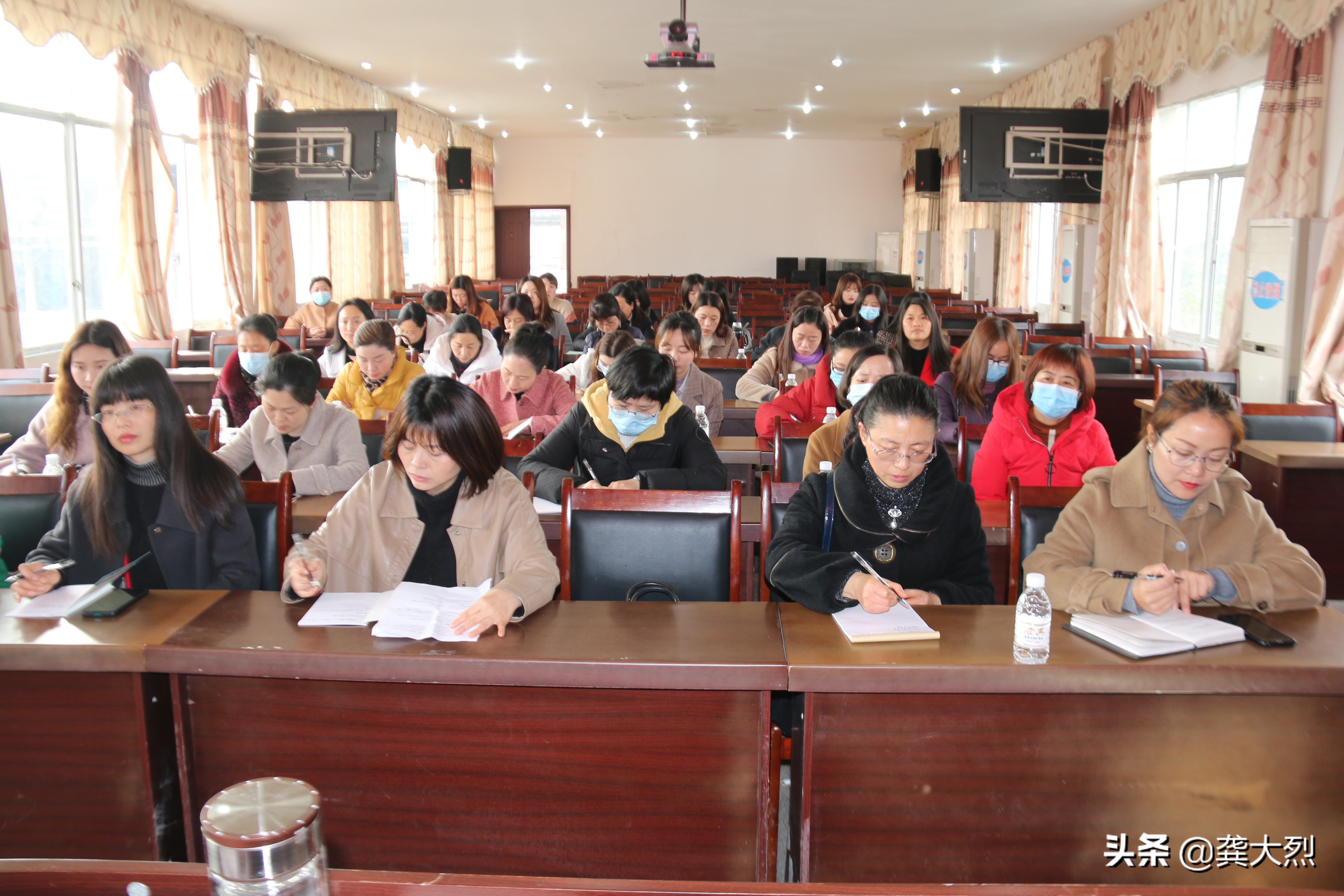 乐至县女教师:有人说,女人是花。我要说,女人是树,是开花的树