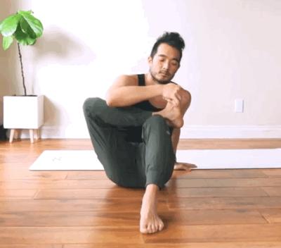 瑜伽站立前屈如何轻松往后跳,瑜伽站立前屈如何纠正弓背