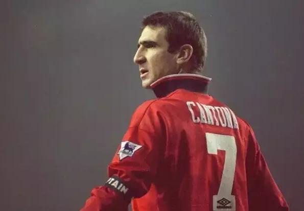 足球过人精彩瞬间震撼全场,坎通纳飞踹球迷曼联