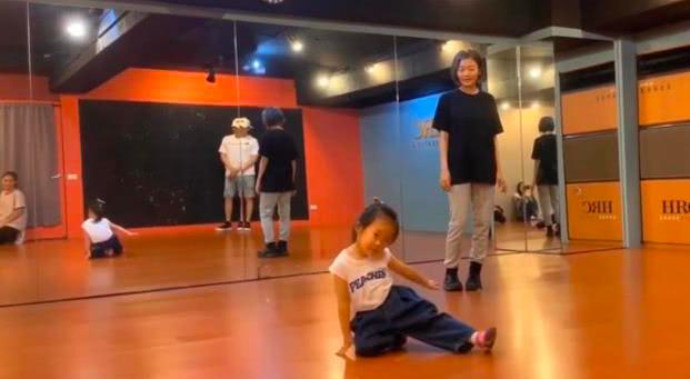 伊能静晒秦昊与女儿跳舞,伊能静晒秦昊牵手小米粒超暖心