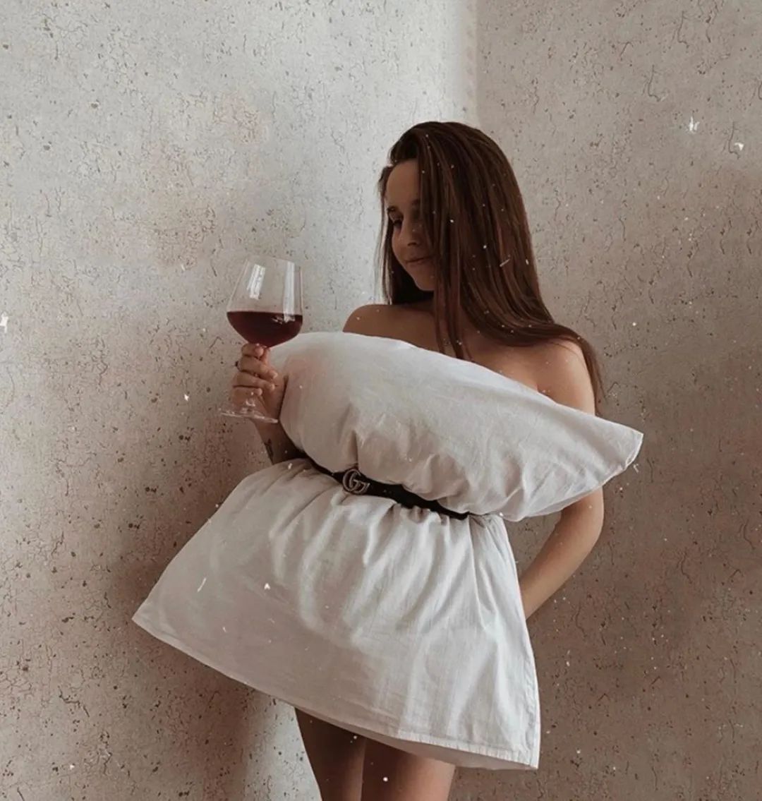 憋疯的外国网红在干嘛？玩尬舞、枕头挑战，还有裸体女友！