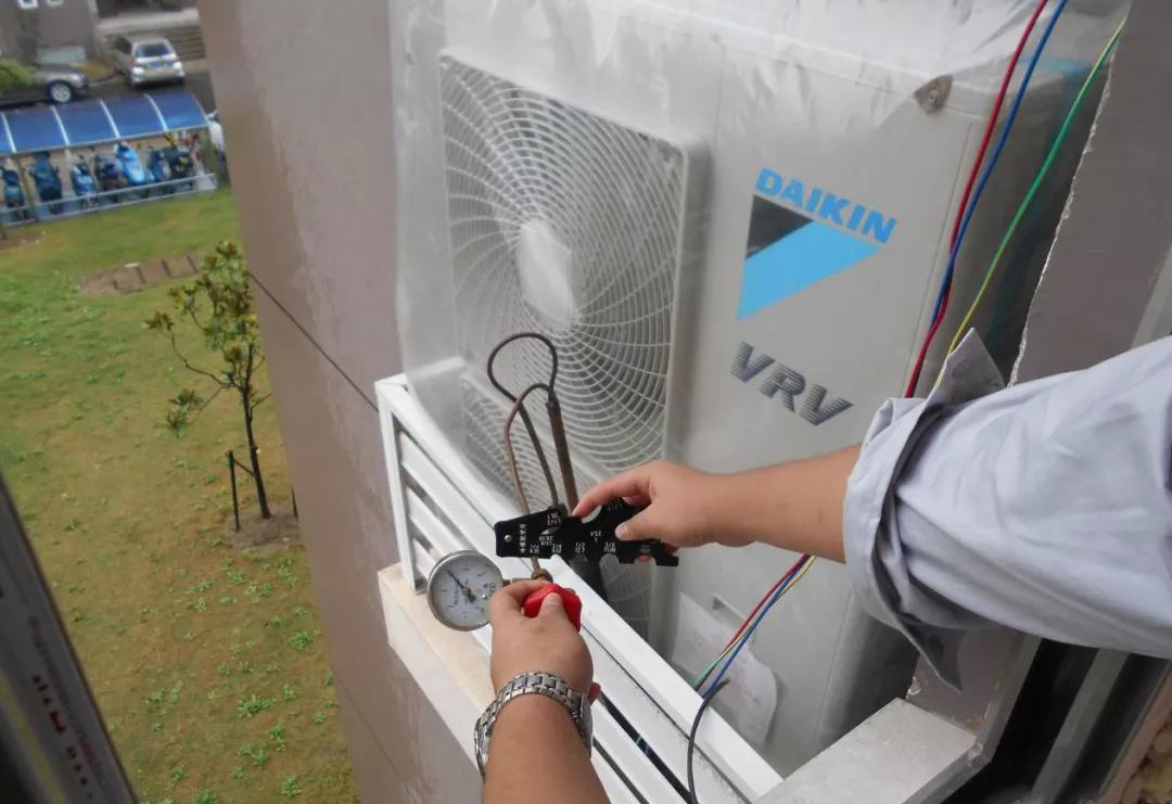 空调抽真空与不抽真空区别,空调师傅抽真空后又放了点气
