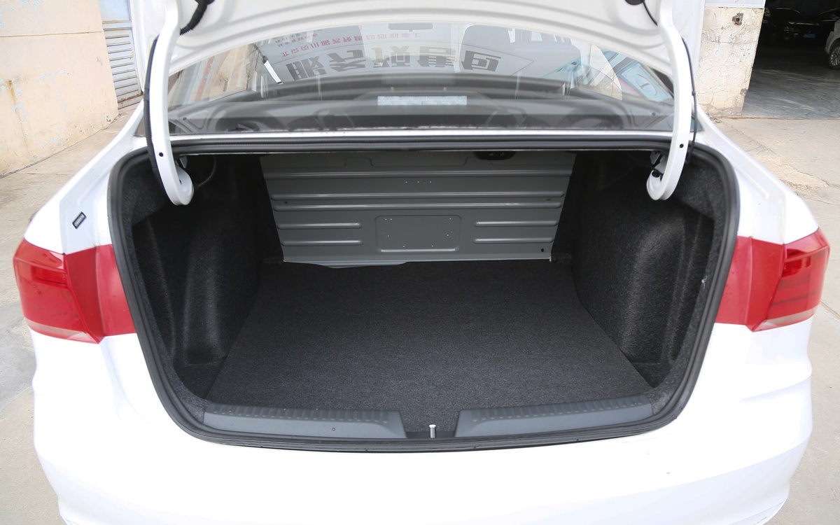 新款桑塔纳两三万公里得多少钱,皮实省油耐造的家轿桑塔纳