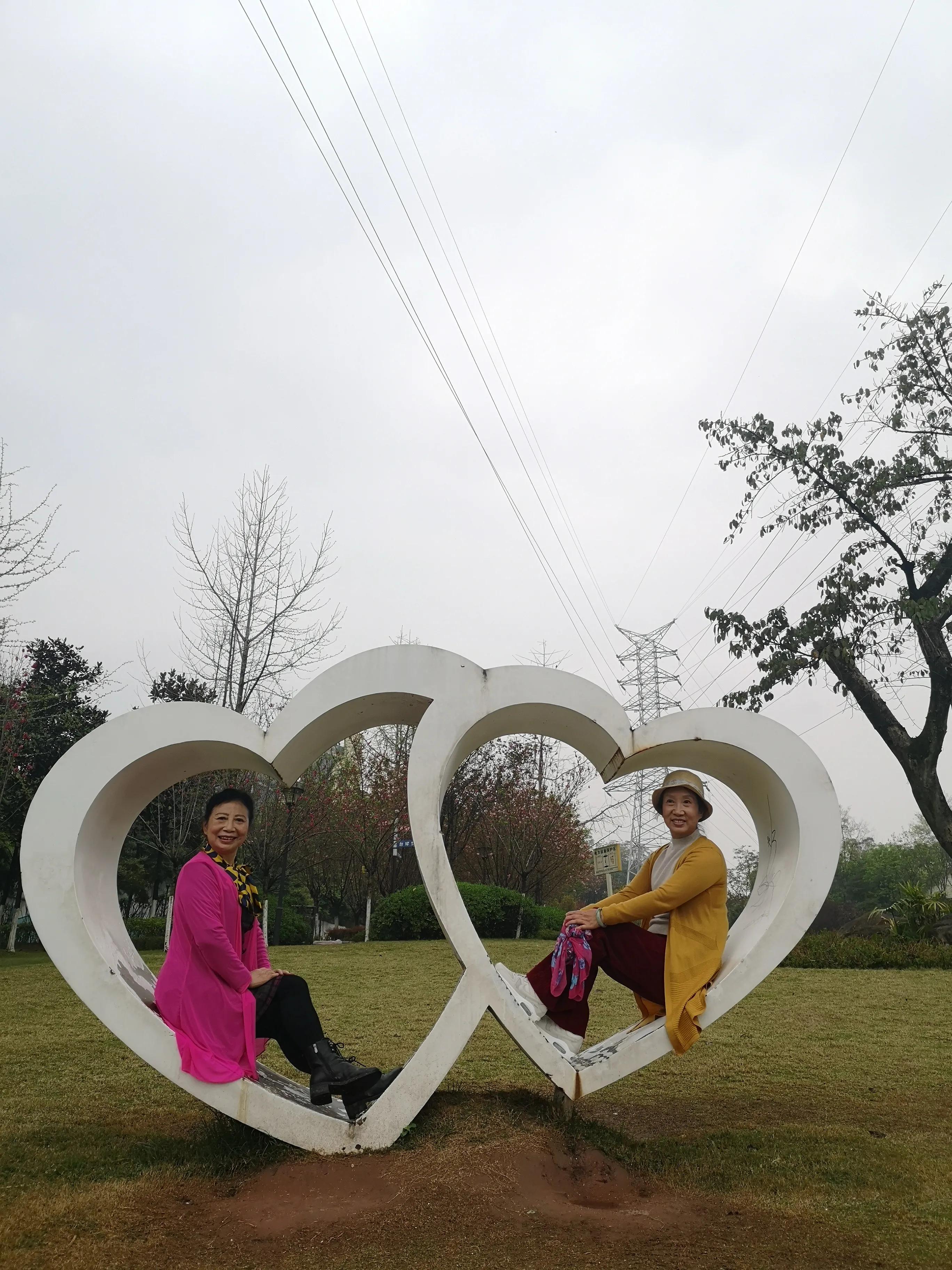 春游和姐妹踏青,春游踏青姐妹拍照