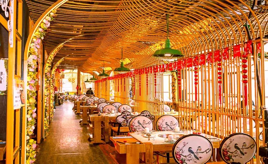 被关在花园“笼子”里吃火锅,这家春熙路的网红店,板眼儿真多!