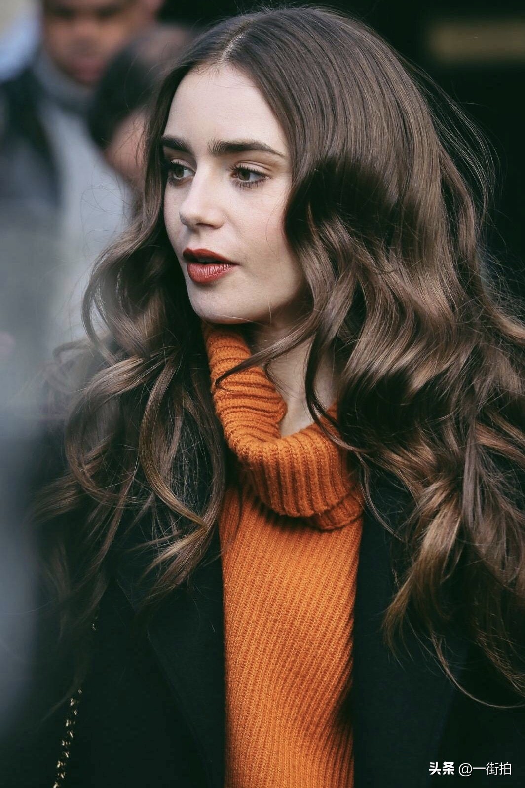 “颜王”Lily一袭露肩裙美成“花瓶”，网友：连发丝都美的真仙女