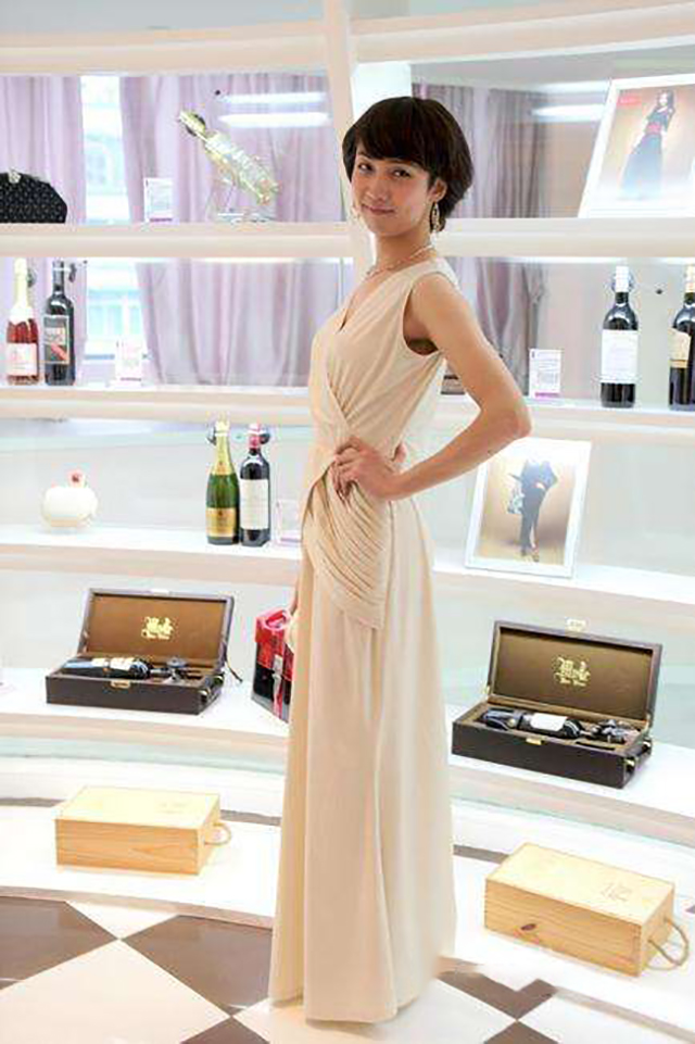 2005年“背母上学”的刘婷，10年后变性成了女人，如今怎样了？