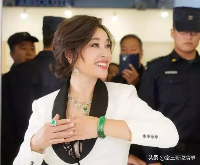 缅甸翡翠30元一斤,缅甸翡翠3.0单珠