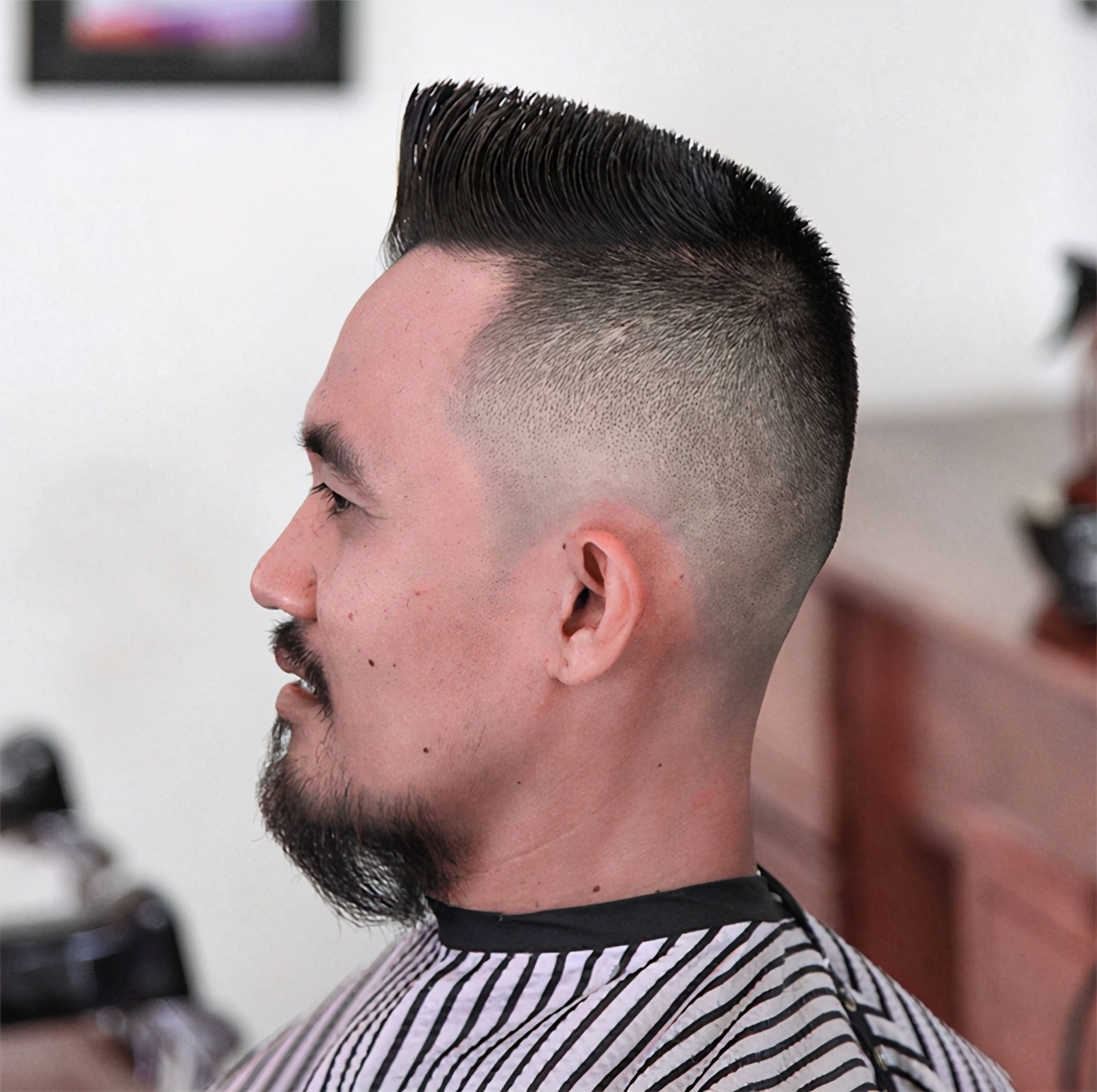 当代男生流行发型的剪法与吹法,男士头顶发量少适合剪的发型