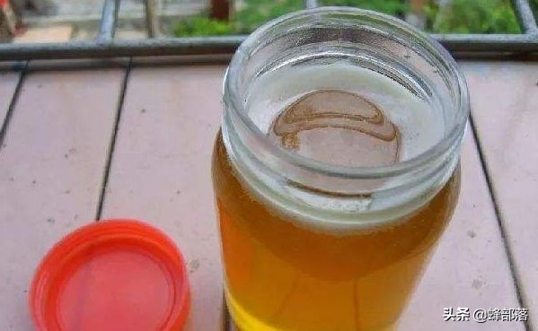 蜂蜜不会变质为啥蜂蜜水容易变质,如何防止蜂蜜因水分过重而变质