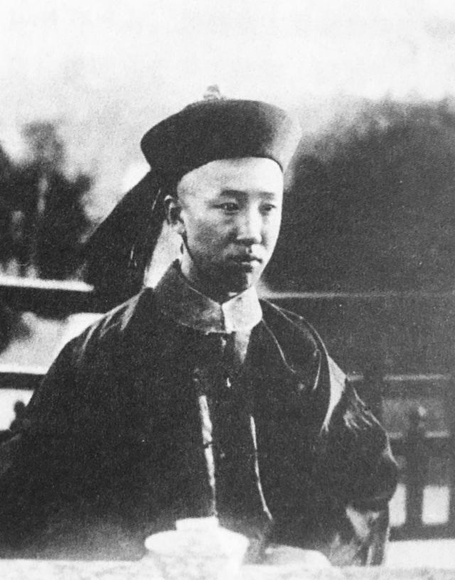 罕见历史照,梦露参加肯尼迪宴会礼服价值百万,伊丽莎白女王登基