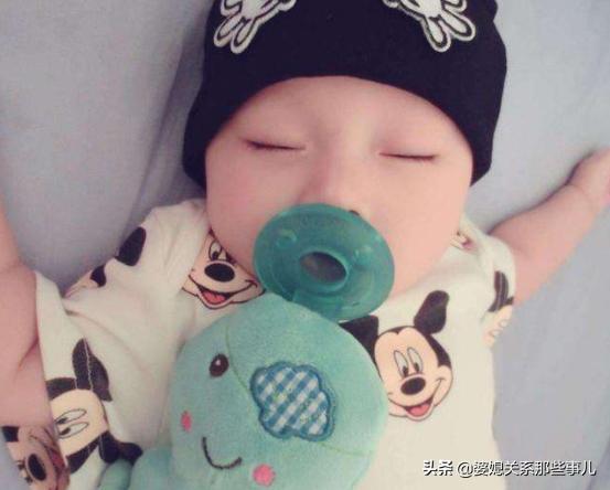 新生儿总是睡不安稳哭闹,新生儿总是睡不着咋办