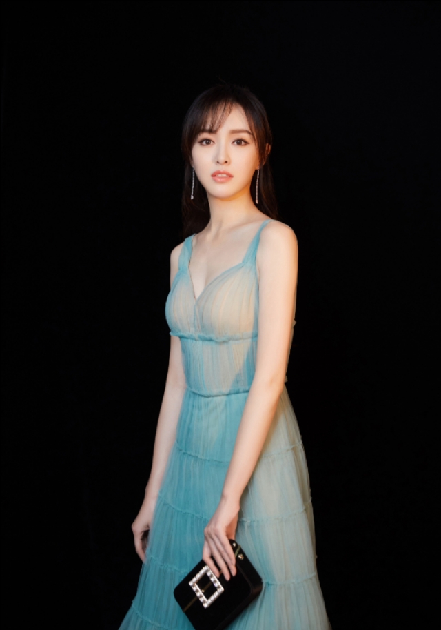 唐嫣的半透视礼服,尽显火辣身材,罗晋真的太有福气了!