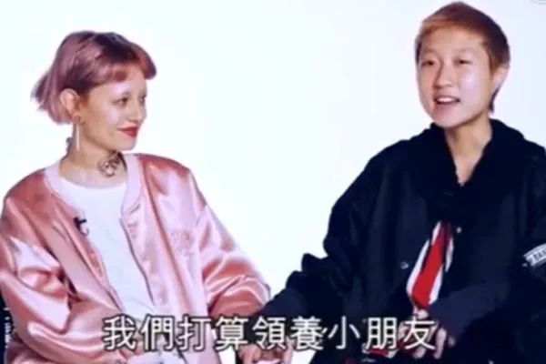 成龙20岁女儿传婚变,清空秀恩爱照片,同性妻子发文称旧照恶心