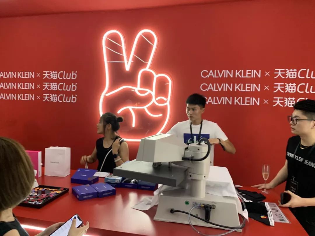 What!竟然有人冬天只用穿这一条裤子……赛格CK快闪店给你答案