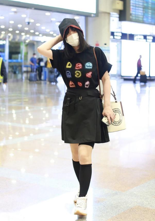 柳岩穿吊带裙红裙,柳岩穿足球服图片