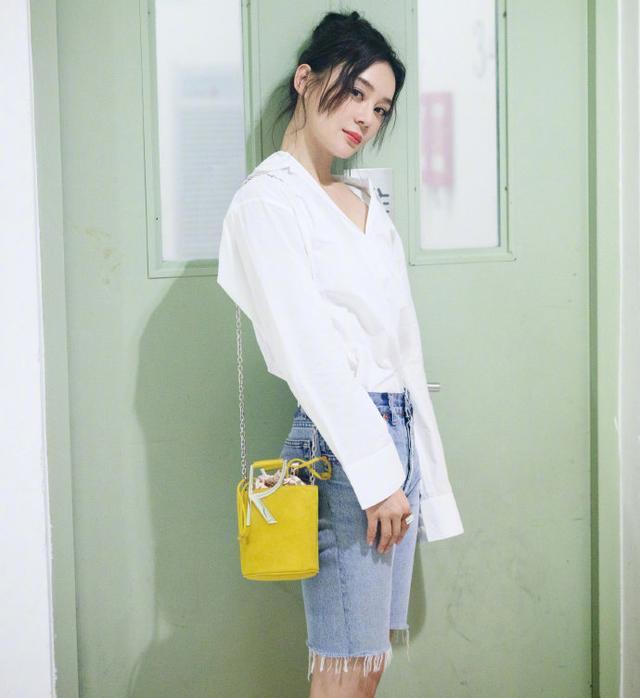 热裤放进衣柜吧！今夏流行的是五分裤，显瘦又时髦，明星也爱穿