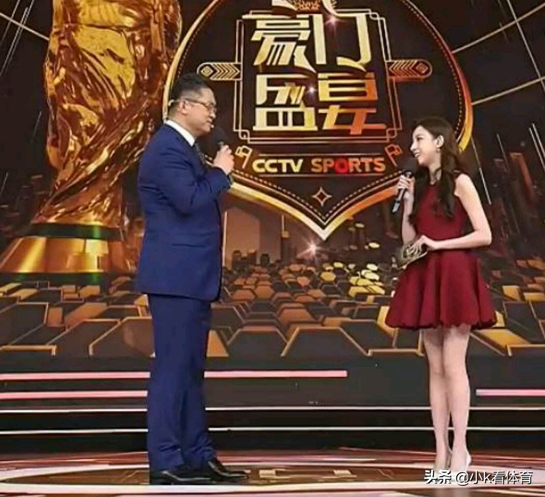 足球女神秒变网瘾少女，曾因内衣滑落引热议，却直言谁爱看谁看