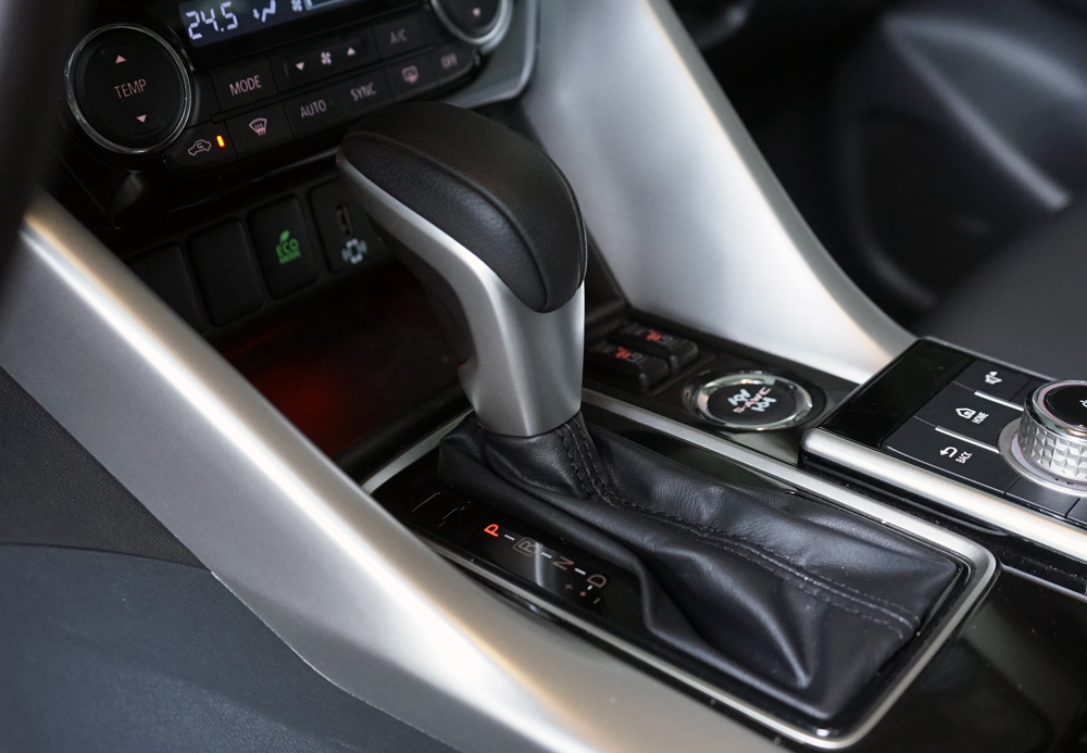 广汽三菱欧蓝德2.4四驱五座咋样,广汽三菱欧蓝德2.4五座顶配四驱