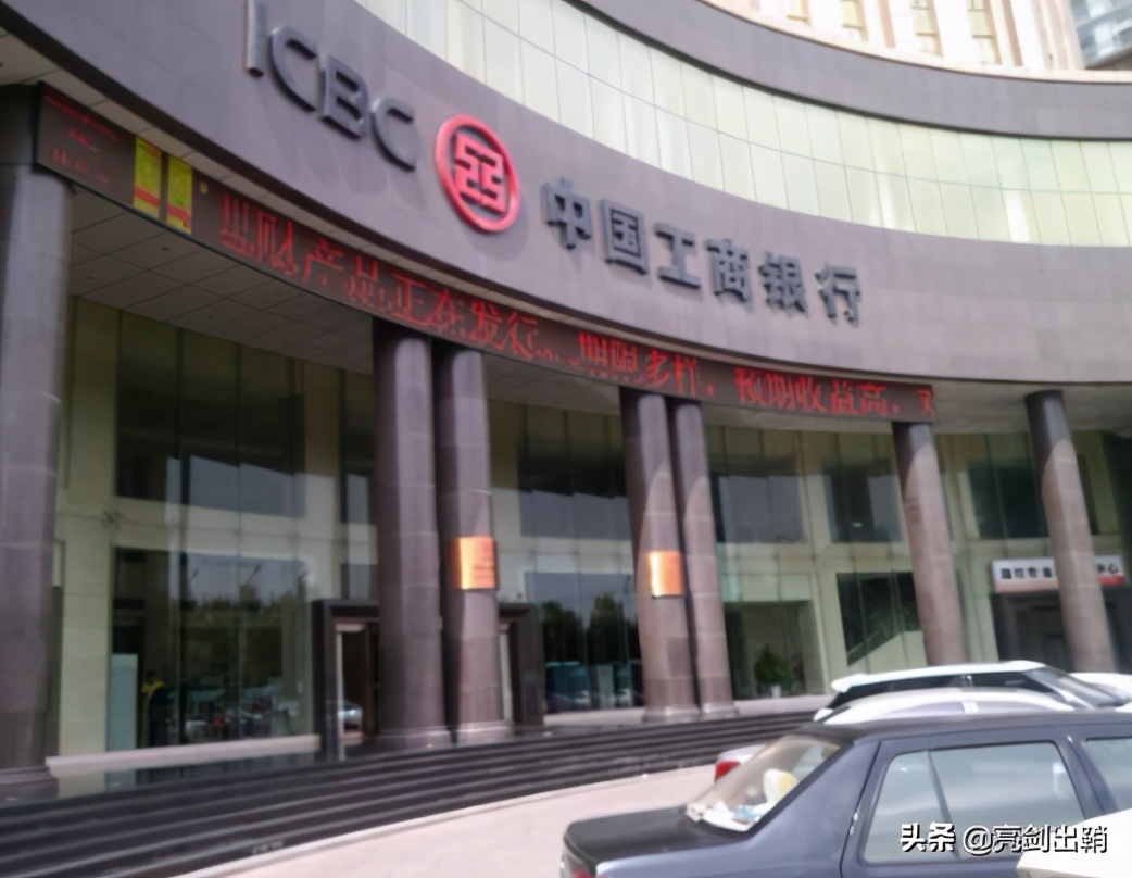 在银行取假钞可以报警吗,在银行取到假钱拿走不给换怎么办