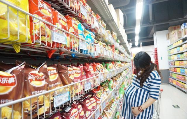 小孩故意撞孕妇,熊孩子撞孕妇被打