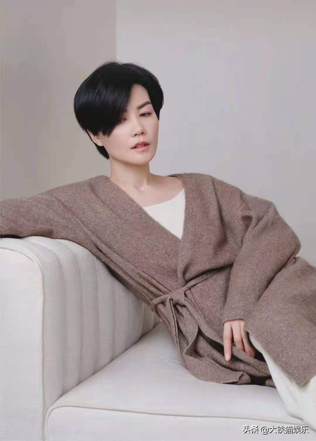 别再削骨追求“锥子脸”了！6位方脸女星告诉你，国字脸才真扛老