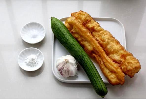 炒油条的家常做法简单又好吃,蓬松脆爽油条