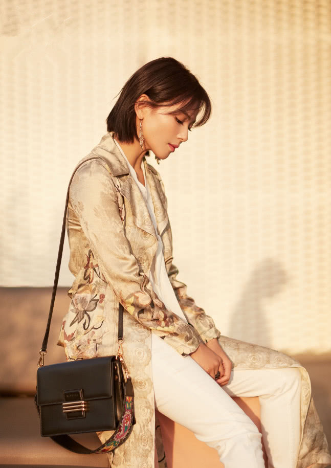 刘涛一身简约装扮气质出众，脚踩“铜板鞋”酷到炸，潮得不敢认！