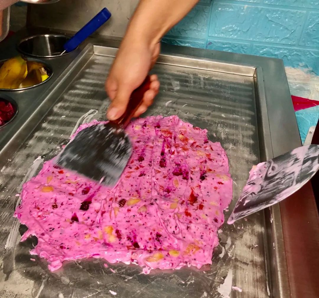 这家网红店的炒酸奶太好吃了,炒酸奶水果捞这家店挺正宗的