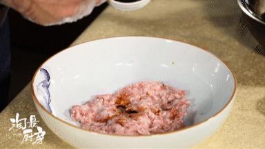 吃剩馄饨皮的做法视频,如何在家自制美味的馄饨