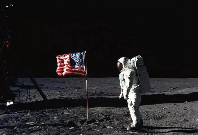 人类首次登上月球发现了什么,美国宇航员与谁首次成功登上月球